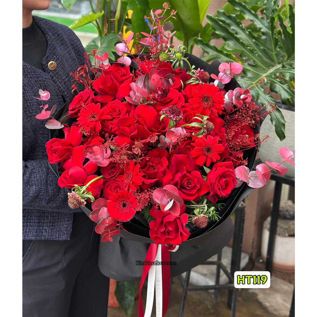 Với sự kết hợp của nhiều loại hoa như hồng đỏ eku, lan mokara, đồng tiền nhí đỏ, scabiosa tạo nên một bó hoa với sắc đỏ huyền bí và sang trọng